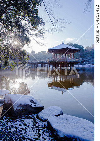 奈良公園 浮見堂と雪 縦位置 2 奈良公園 浮見堂と雪 縦位置 2 64813432