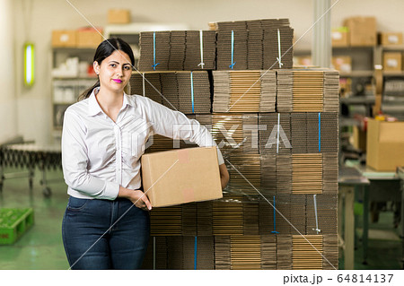 外国人女性 物流センター 外国人女性 物流センター 64814137
