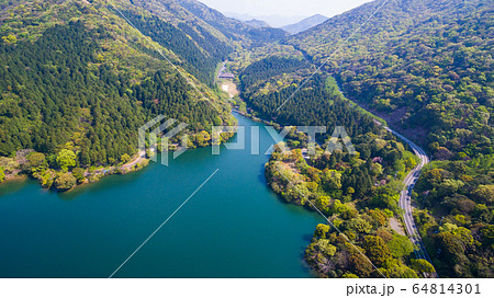 池と山をのぼる道路　空撮 64814301