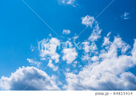 雲の多い春の青空 雲の多い春の青空 64815414