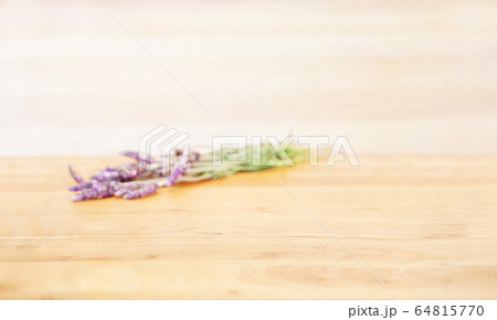 合成用商品背景　ラベンダーと木目テーブル 64815770