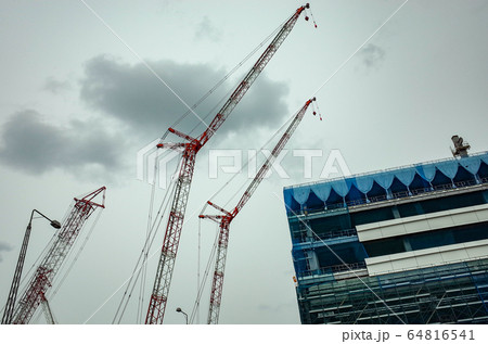 タワークレーンのある建設現場 64816541