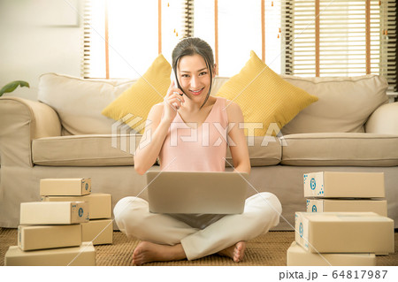 若い　女性　オンライン　ビジネス　個人事業　頑張る　人物　素材 64817987