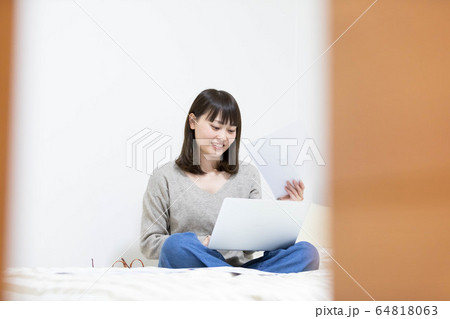 パソコンをする女性 パソコンをする女性 64818063