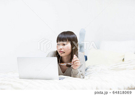 パソコンをする女性 64818069