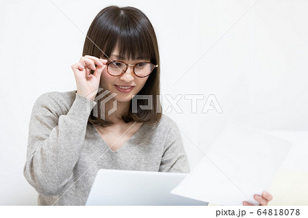 パソコンをする女性 パソコンをする女性 64818078
