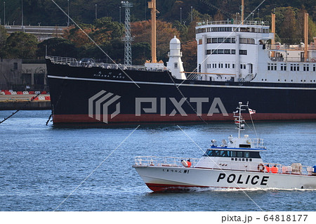 横浜港の氷川丸と水上警察船舶 64818177