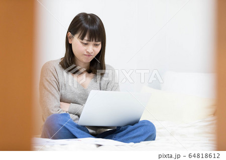 パソコンをする女性 パソコンをする女性 64818612