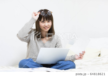パソコンをする女性 64818621