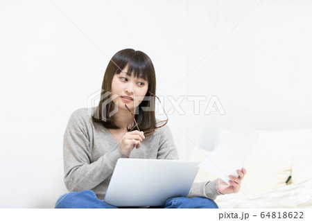 パソコンをする女性 パソコンをする女性 64818622