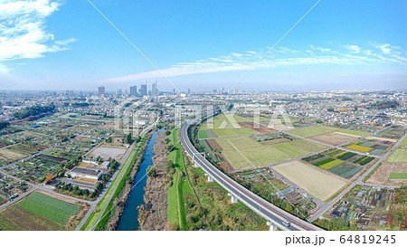 空撮見沼田んぼ 埼玉新都心と高速道路 空撮見沼田んぼ 埼玉新都心と高速道路 64819245