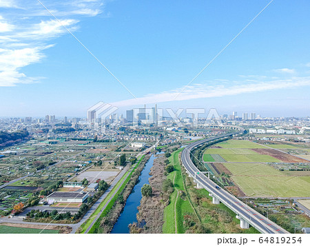 空撮見沼田んぼ　埼玉新都心と高速道路 64819254