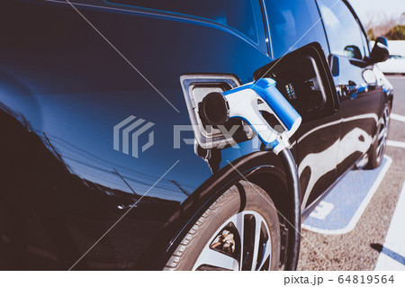 電気自動車 EV充電 横 電気自動車 EV充電 横 64819564