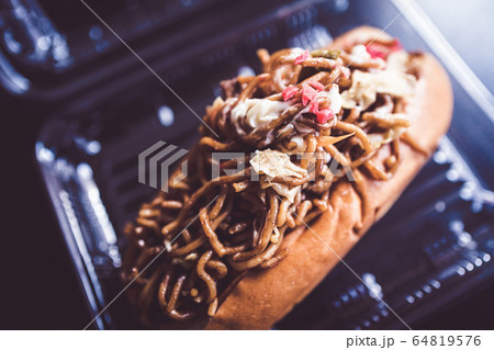 焼きそばパン 横 焼きそばパン 横 64819576