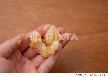 脂の塊　煮込んだ豚肉から出たもの　ダイエットイメージ 64820141