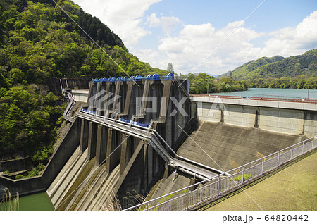新緑の津久井湖と城山ダム 新緑の津久井湖と城山ダム 64820442