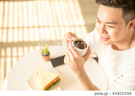 若い ハンサム 男性 朝 コーヒー 飲む 朝食 楽しむ 人物 素材 の写真素材