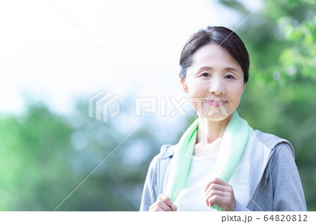 ミドル女性 散歩 ミドル女性 散歩 64820812