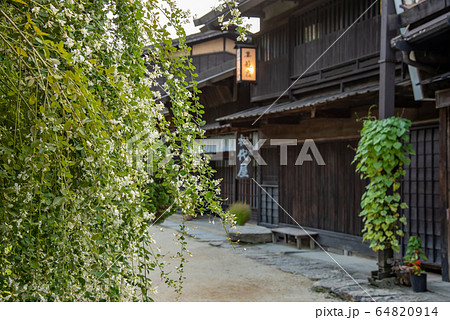 長野県　南木曽町　妻籠宿の町家　初秋の白萩 64820914