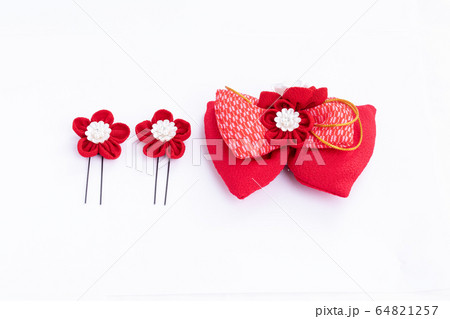 赤いリボンとお花の髪飾り 簪 かわいい 白背景の写真素材