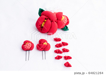 白背景に赤い椿の髪飾りの簪 かわいい 和服 成人式 袴の写真素材