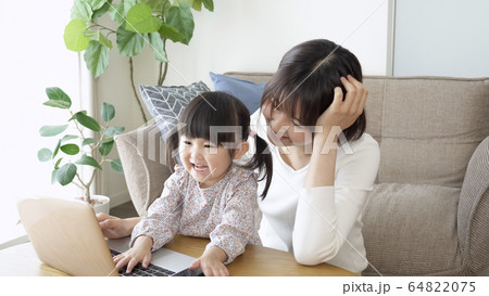 育児　子育て　リモートワーク　妨害　パソコン 64822075