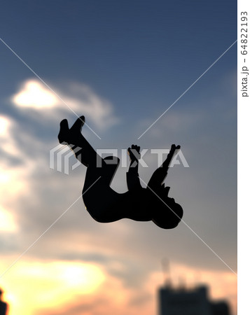 Cg立体イラスト 空から落下する男女のシルエットイメージのイラスト素材