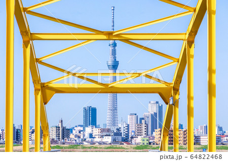 東四つ木避難橋と東京スカイツリー 64822468