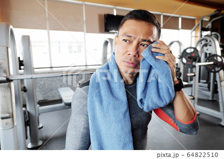 Sportsman wiping sweat Sportsman wiping sweat 64822510