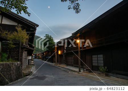 長野県　南木曽町　妻籠宿の町家　夕暮れ 64823112