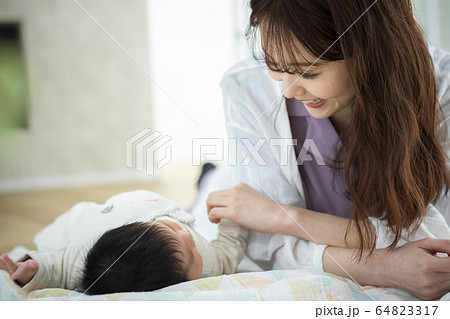 ママと赤ちゃん　 64823317