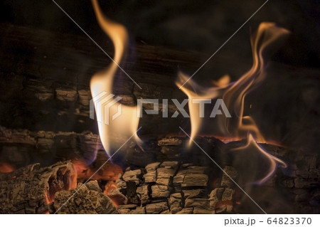 癒される焚き火の炎 64823370