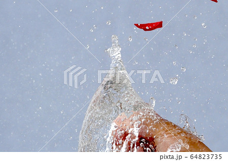 水風船割り連続写真 その8 水風船割り連続写真 その8 64823735