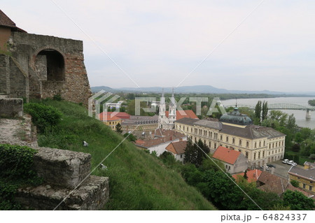 ンガリー発祥の地 エステルゴム キャッスルヒルから撮影したドナウ川 ンガリー発祥の地 エステルゴム キャッスルヒルから撮影したドナウ川 64824337