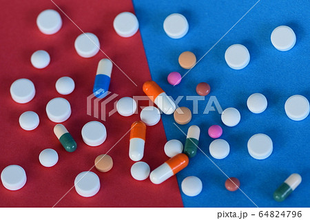 くすり 錠剤 カプセル 背景赤と青 くすり 錠剤 カプセル 背景赤と青 64824796