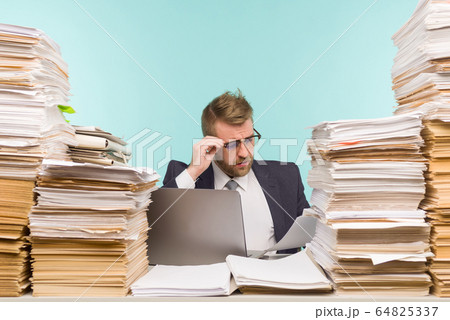 Business executive holds a video conference in the Business executive holds a video conference in the 64825337