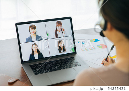 自宅でweb会議をする女性 自宅でweb会議をする女性 64825421
