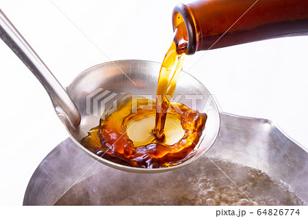 白だしを注ぐ 64826774