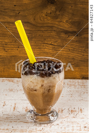 タピオカミルクティー　Milk tea with black tapioca bubble 64827143