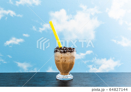 タピオカミルクティー Milk tea with black tapioca bubble タピオカミルクティー Milk tea with black tapioca bubble 64827144