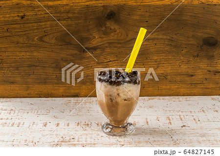 タピオカミルクティー　Milk tea with black tapioca bubble 64827145