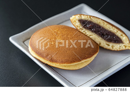 どら焼き　黒背景 64827888