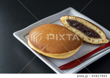 どら焼き　黒背景 64827893