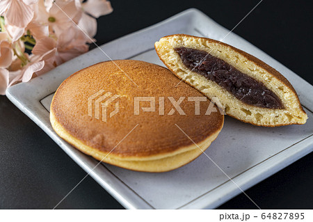 どら焼き　黒背景 64827895