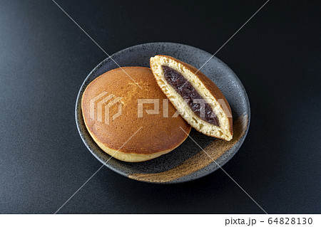 どら焼き　黒背景 64828130
