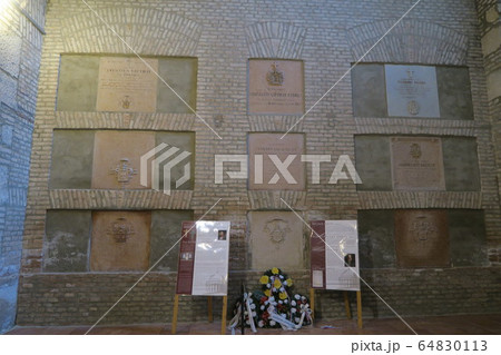 ハンガリーカトリックの総本山　エステルゴム大聖堂の地下聖堂 64830113