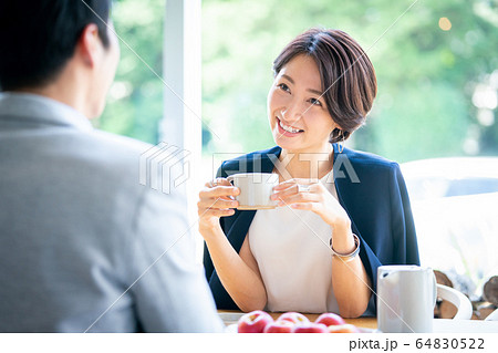 夫婦　カフェ　ライフスタイル　コーヒー 64830522