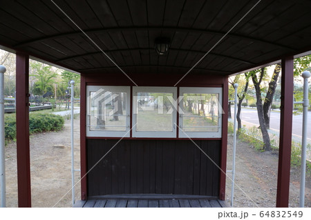 列車 客車 機関車 64832549