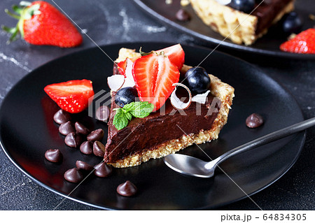 Chocolate tart with the crust of oats and dates Chocolate tart with the crust of oats and dates 64834305