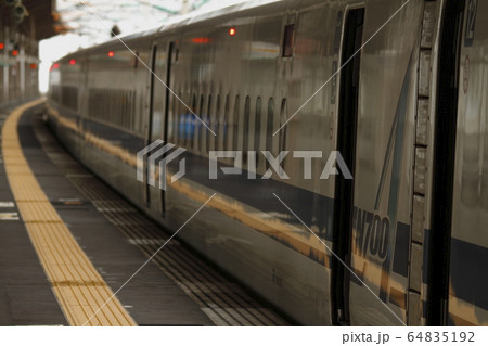 発車を待つ新幹線 発車を待つ新幹線 64835192